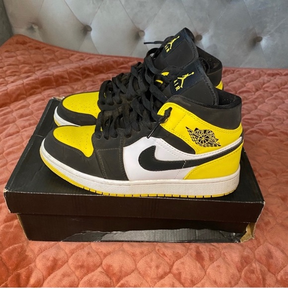 Jordan 1 Mid SE Yellow Toe 2019 - Picture 6 of 14
